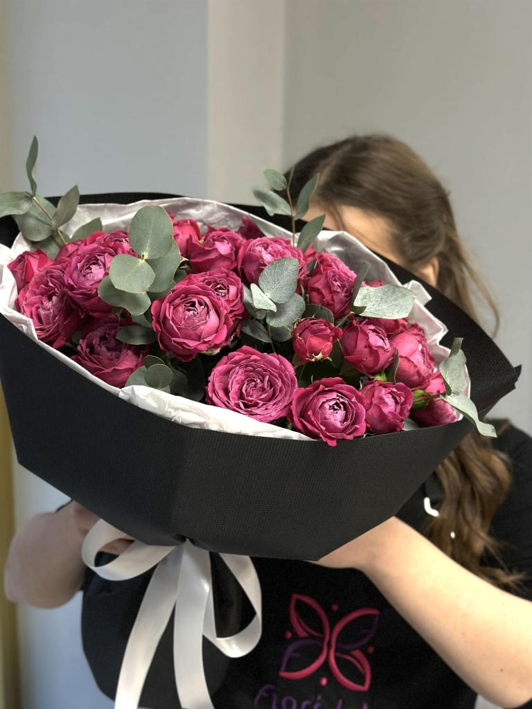 buket-kustovyh-roz-kendi:-tak-i-hochetsya-siesty