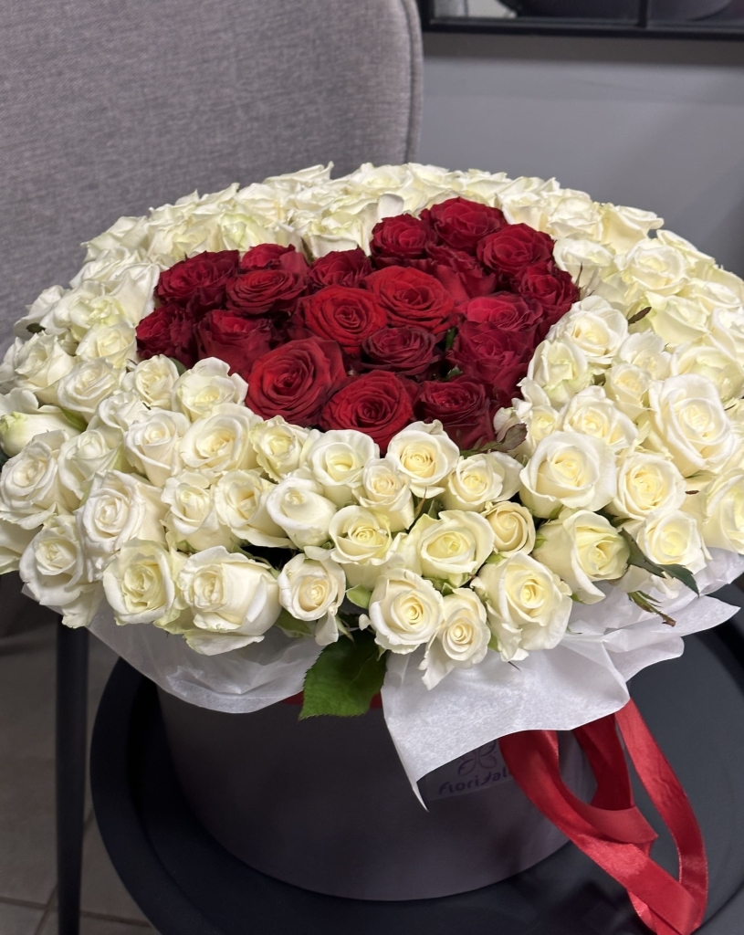 kompozitsiya-v-korobke-love-is:-pryamoy-puty-k-serdtsu