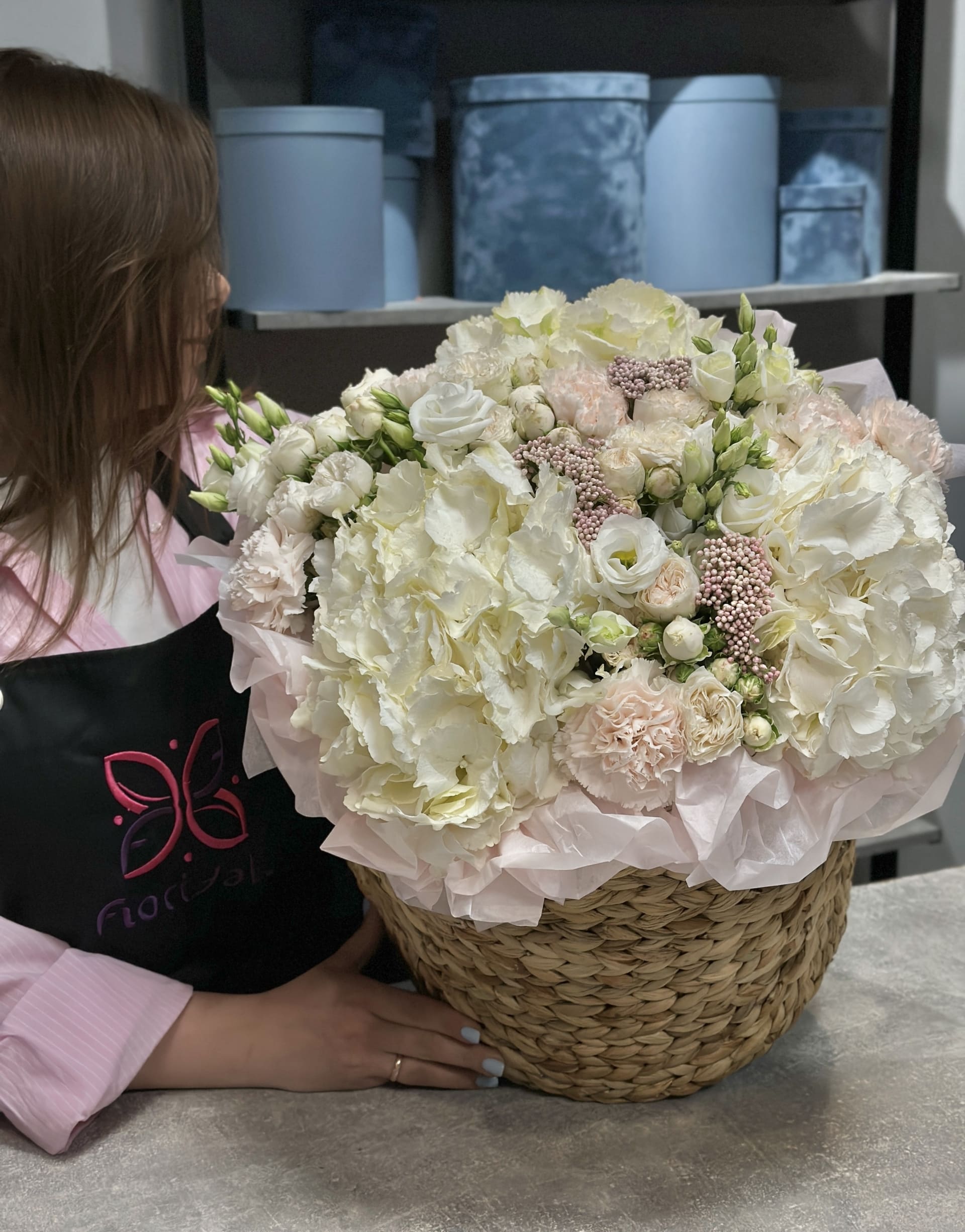 kompozitsiya-v-korzine-paradayz:-rayskoe-sochetanie-ottenkov