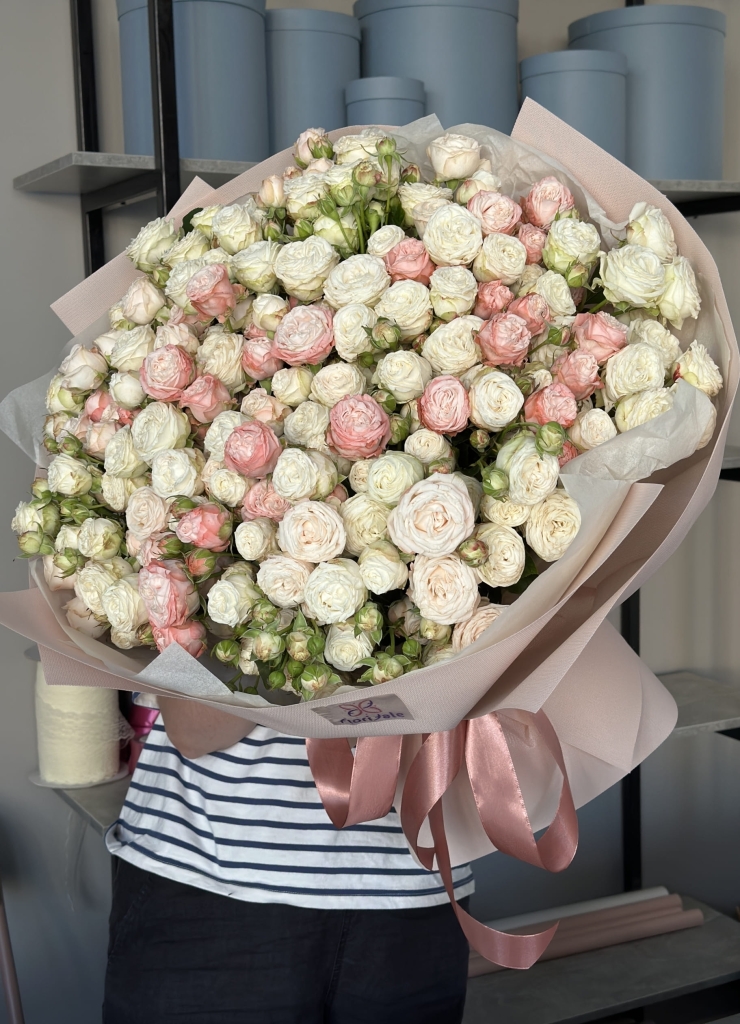 buket-kustovyh-roz-onli-yu:-ona-tochno-ne-ostanetsya-ravnodushnoy