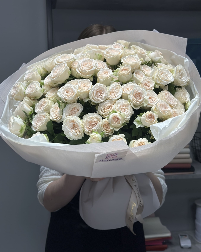 buket-kustovyh-roz-tach:-prikosnovenie-romantiki